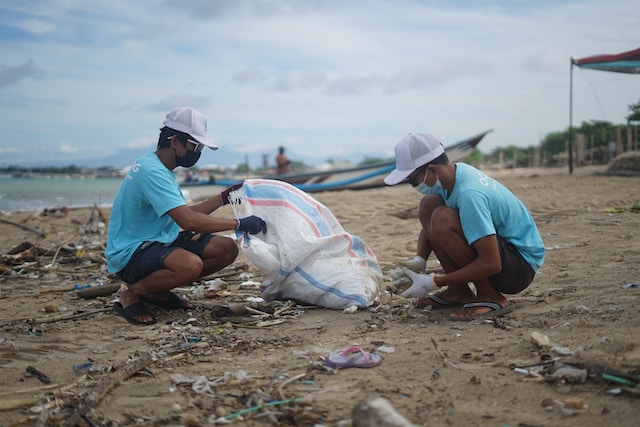 Volunteers saving the ocean